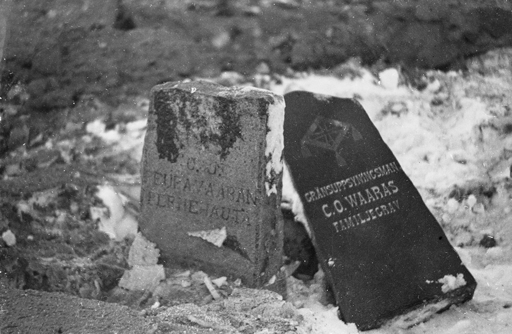 Bombskador på gravstenarna på kyrkogården.
