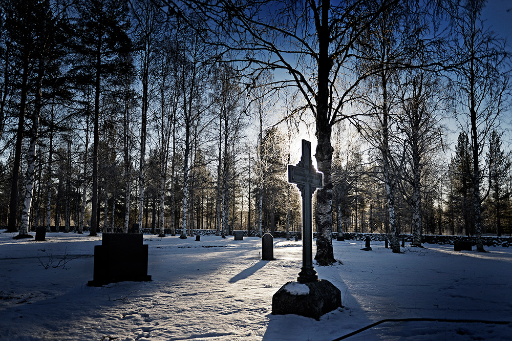 Flera gravstenar på Pajalas kyrkogård spräcktes av bomberna.