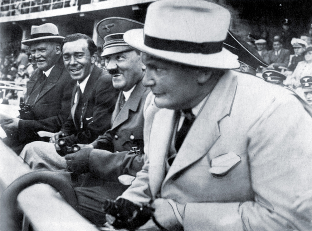 OS i Berlin 1936. Vår nuvarande kungs morfar Karl Edvard, prins Gustaf Adolf, Sveriges arvprins, Adolf Hitler, rikskansler i Tyskland, och Hermann Göring, chef för Luftwaffe i Tyskland.
