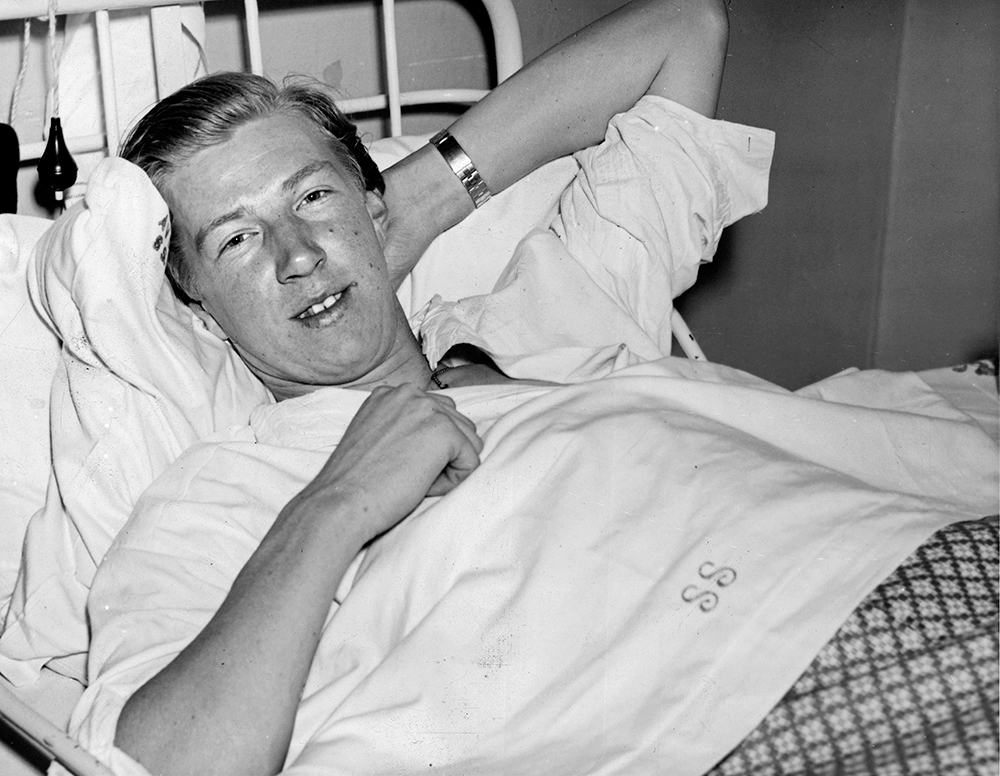 Gunnar Backlin, värnpliktig i Strängnäs,  i en sjuksäng efter att ha blivit skadad av splitter i benet, då sex sprängbomber och tre lysbomber fälldes vid P3, Södermanlands regementes kasernområde.