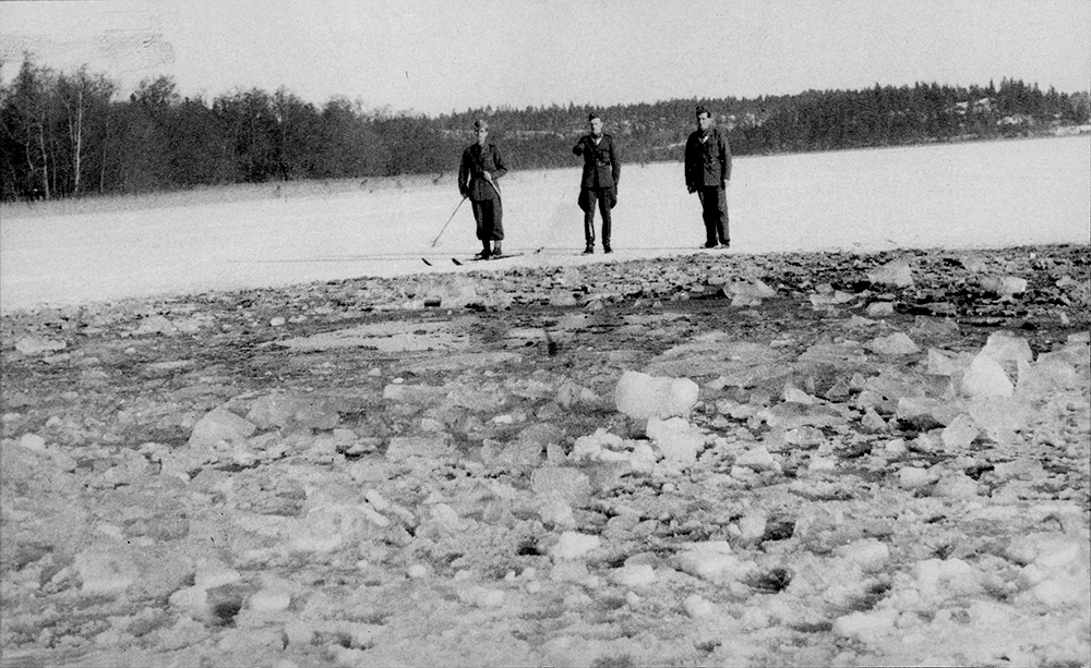 Bombområdet vid Långviksstrand-Sickla. Bombexperter inspekterar de vakar som bomberna slagit upp i isen vid bombnedslaget.