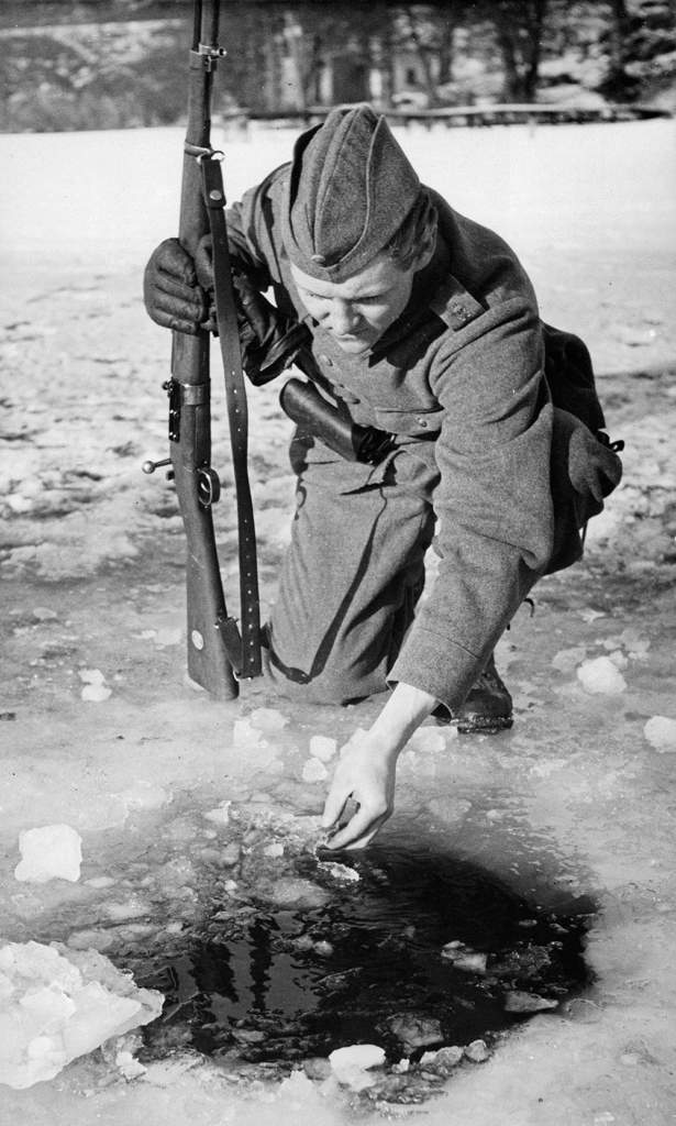 Bombområdet vid Långviksstrand-Sickla. Militär inspekterar de vakar som bomberna slagit upp i isen på Järla sjö vid bombnedslaget.