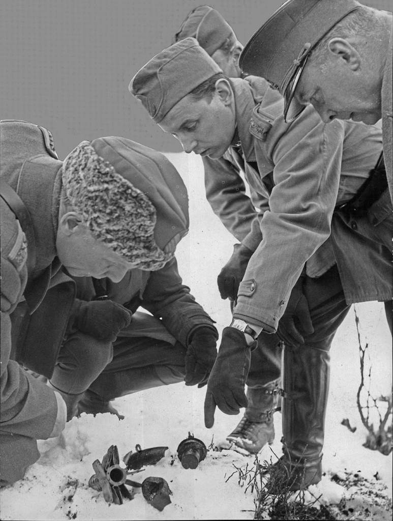 Bombområdet vid Långviksstrand-Sickla. Rester av en bomb inspekteras av svensk militär, från vänster överste Sven Ramström, kapten Gunnar Gyllenhaal och major Torsten Segerstråle.