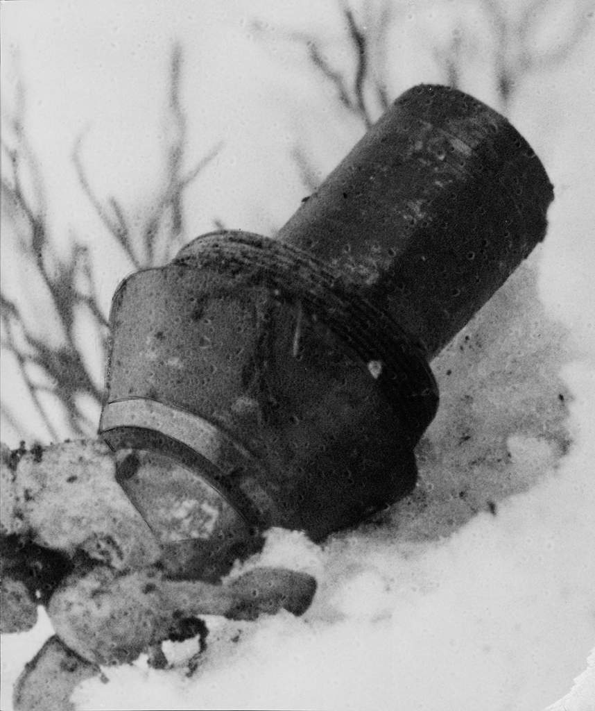 Bombområdet vid Långviksstrand-Sickla. Det icke kreverade tändröret av en blindgångare märkt med bokstäverna AM-A 43. Bombhylsan spräcktes vid nedslaget.