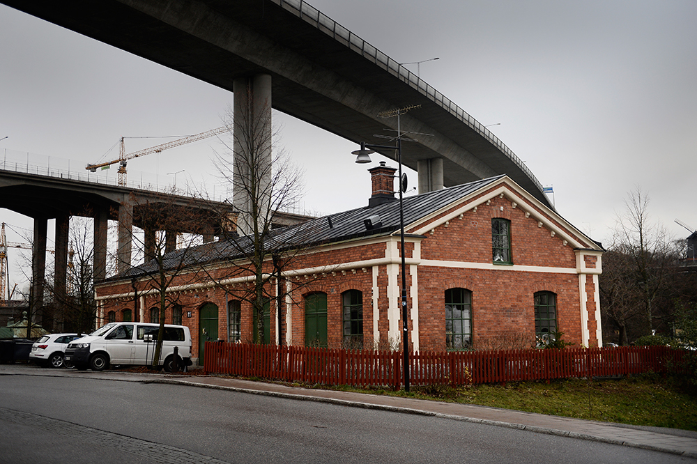 Pumphuset, som kallas ”Ryska smällen”, vid Skanstullsverket träffades och har numera flyttats vid bygget av Eriksdalsbadet.