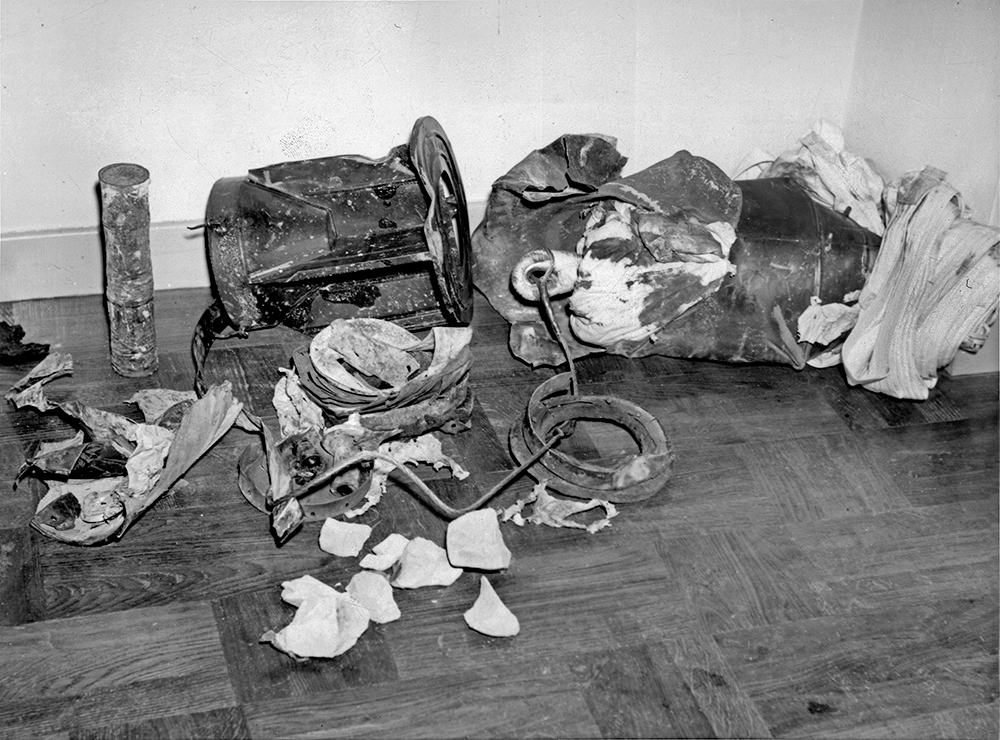 Resterna av en lysbomb med fallskärm och splitter som fälldes över Strängnäs.