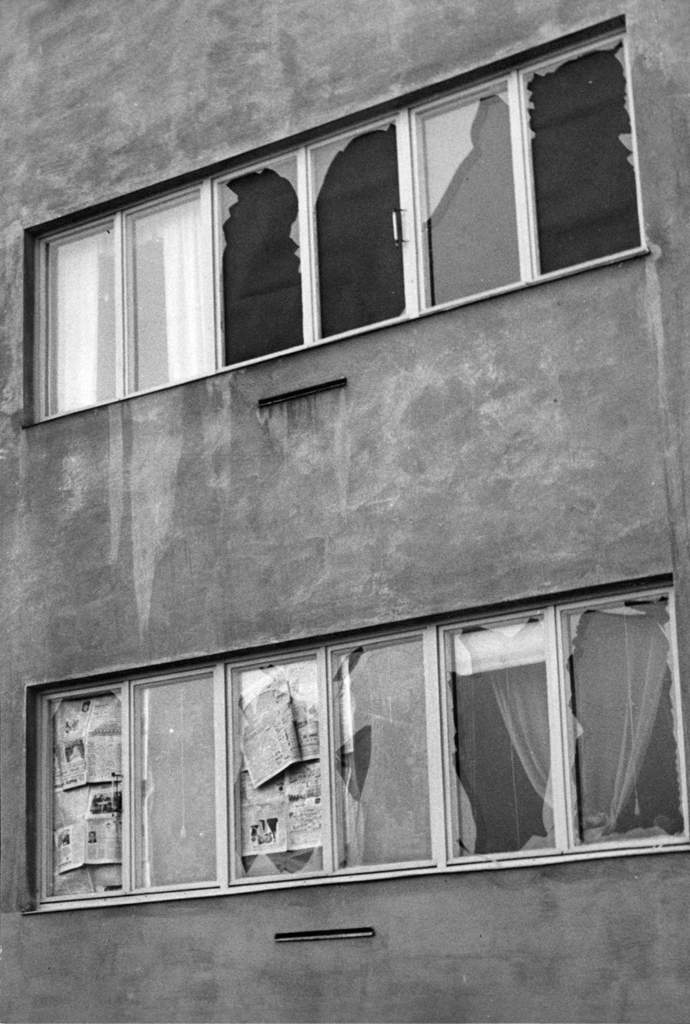 Krossade fönsterrutor på en byggnad.
