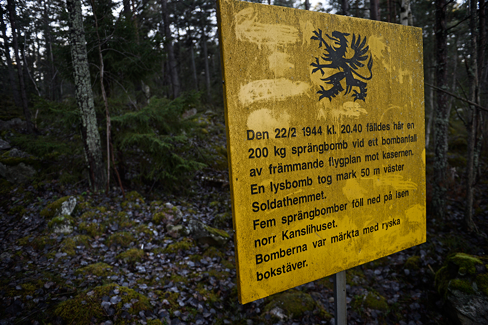 Ungefär 50 meter utanför pansarregementet i Strängnäs fälldes ytterligare en rysk bomb.