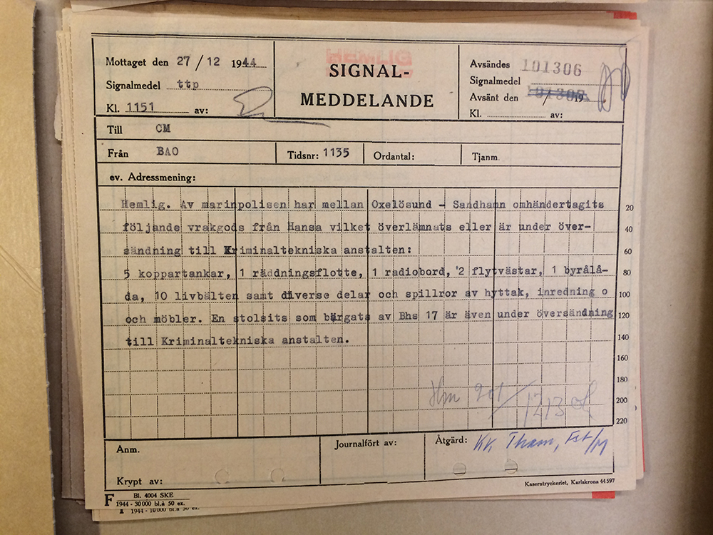 Tidigare hemligstämplat signalmeddelande som skrevs 27 decemberr 1944 i samband med att vrakgods från förlista Hansa hade hittats och förts till kriminaltekniska anstalten. Bland annat hade spillror av möbler påträffats. Meddelandet finns i dag i Krigsarkivet.