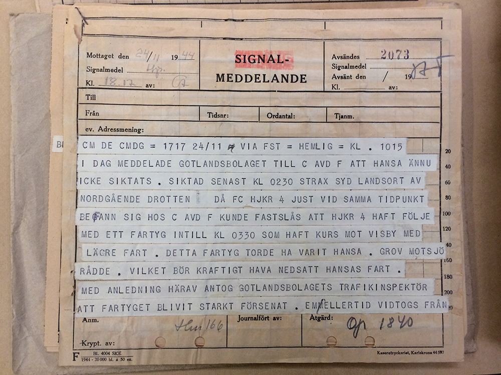 Tidigare hemligstämplat signalmeddelande som skrevs 24 november 1944. I meddelandet står det att fartyget ännu inte hade hittats. Meddelandet finns i dag i Krigsarkivet.