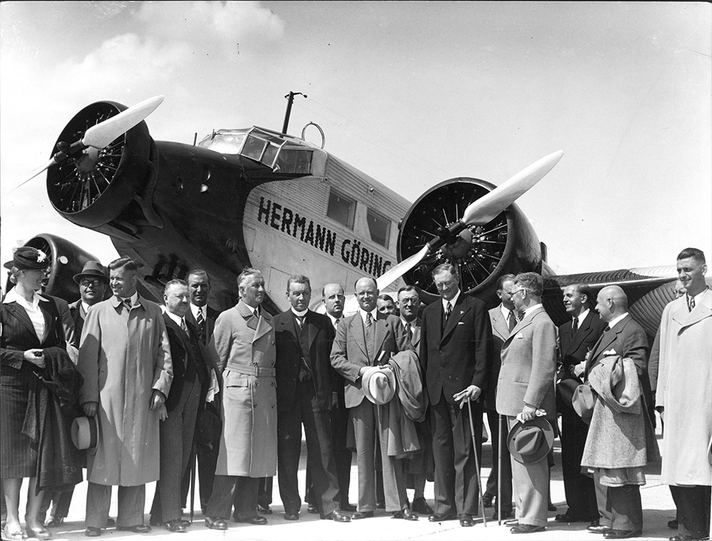 En tysk delegation landar på Bromma med ett plan uppkallat efter Hermann Göring 1939.