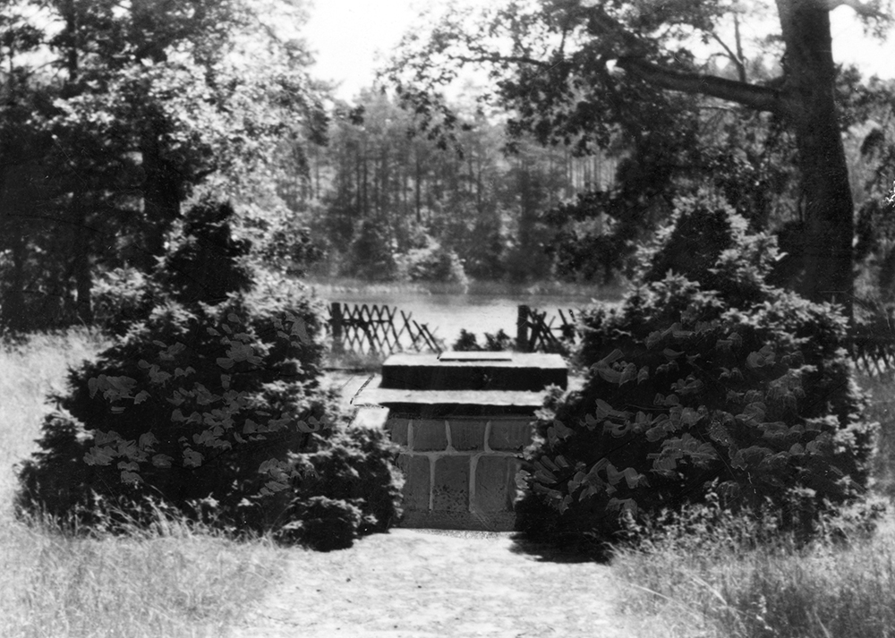 Carin Görings grav på Carinhall i Tyskland. Bild från 1949.