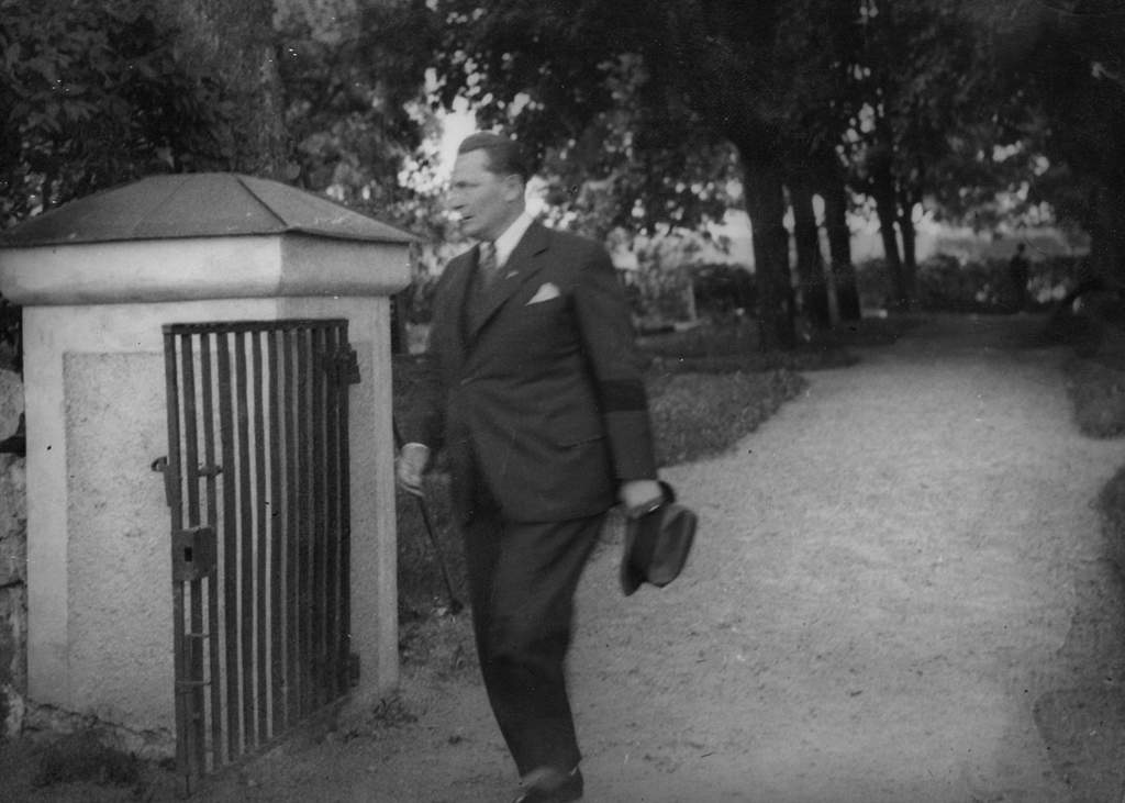 Hermann Göring besöker sin maka Carin Görings grav på Lovön.
