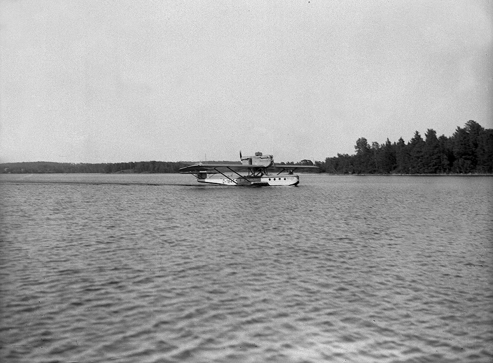 Hermann Göring besöker sin maka Carin på Rockelsta i Sörmland. Här anländer han med ett sjöflygplan till godset. Bild från 1933.