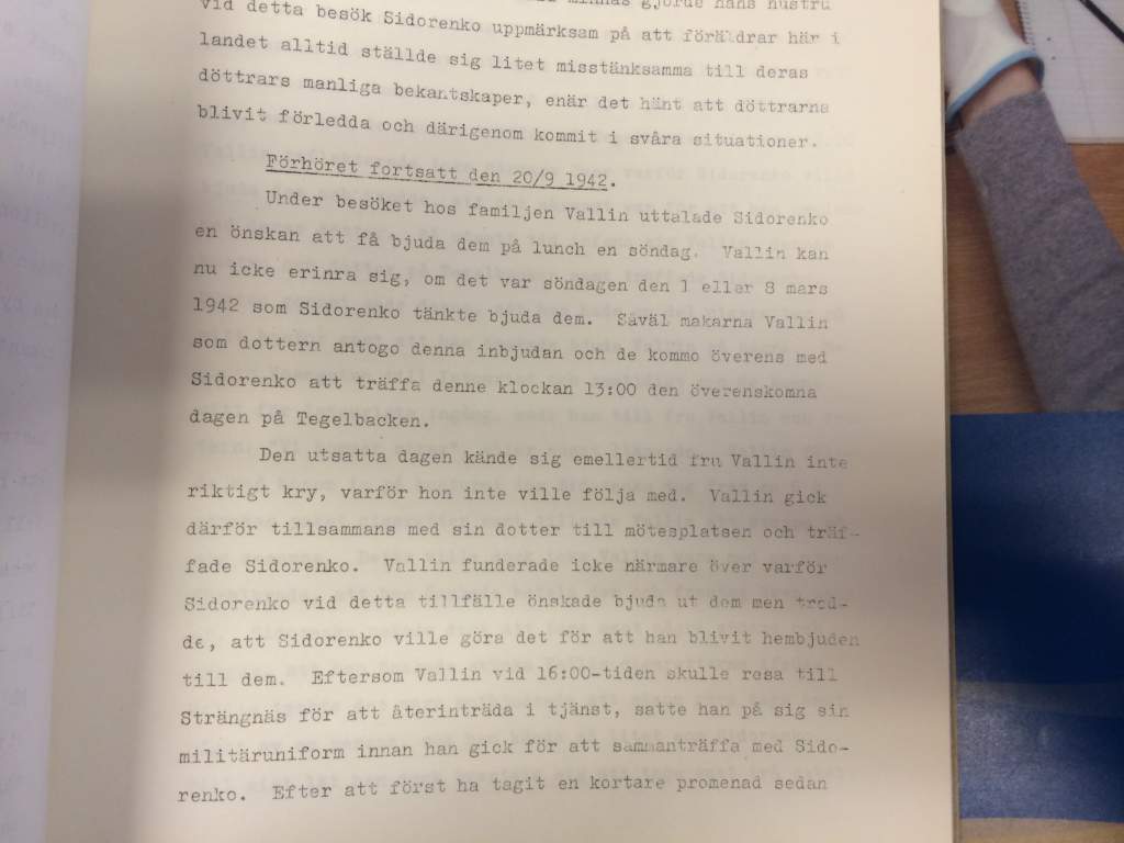 Polisrapport från 1942 där det beskrivs hur Vasilij Sidorenko började pressa Fritiof Vallin på hemliga uppgifter.