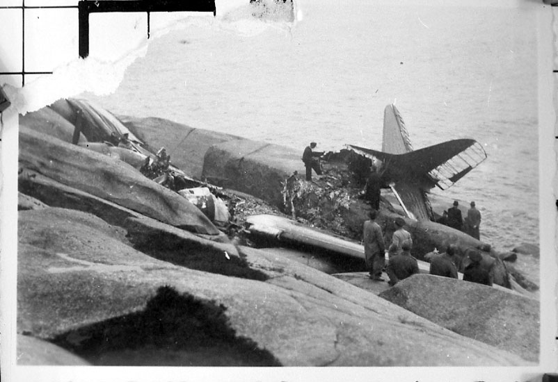 Flygplanet Gripen sköts ner 22 oktober 1943 och störtade på Hållö. Bilden tillhör Bohusläns museum